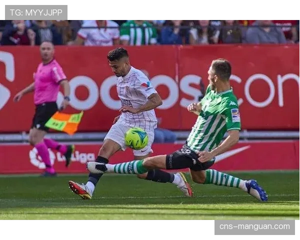 冲突瞬间:塞维利亚与贝蒂斯德比战中,双方球员爆发大规模推搡 冲突瞬间:塞维利亚与贝蒂斯德比战中,双方球员爆发大规模推搡