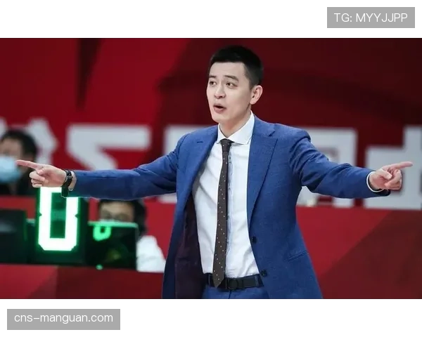 专访杨鸣:解析教练组在比赛中如何临场指挥球员改变突破策略